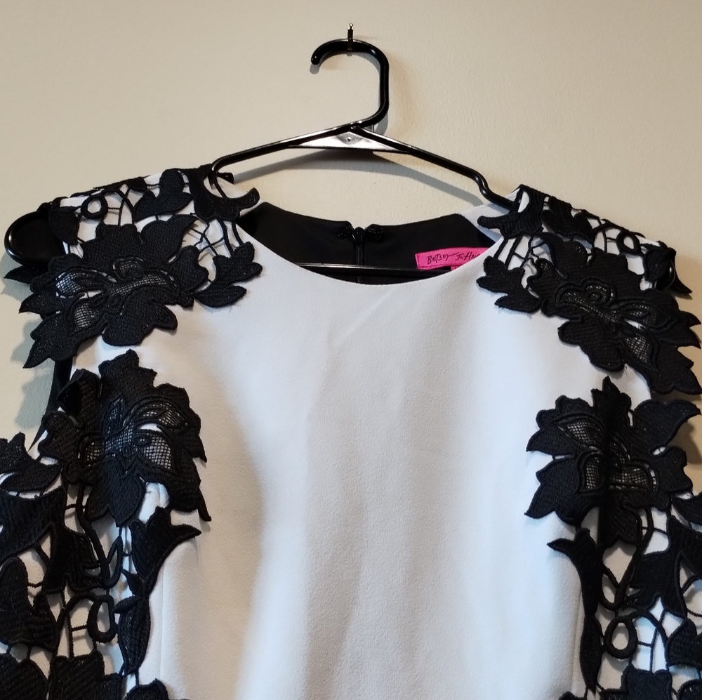 NWOT / BETSEY JOHNSON shell midi dress with lace appliques - Picture 5 of 11